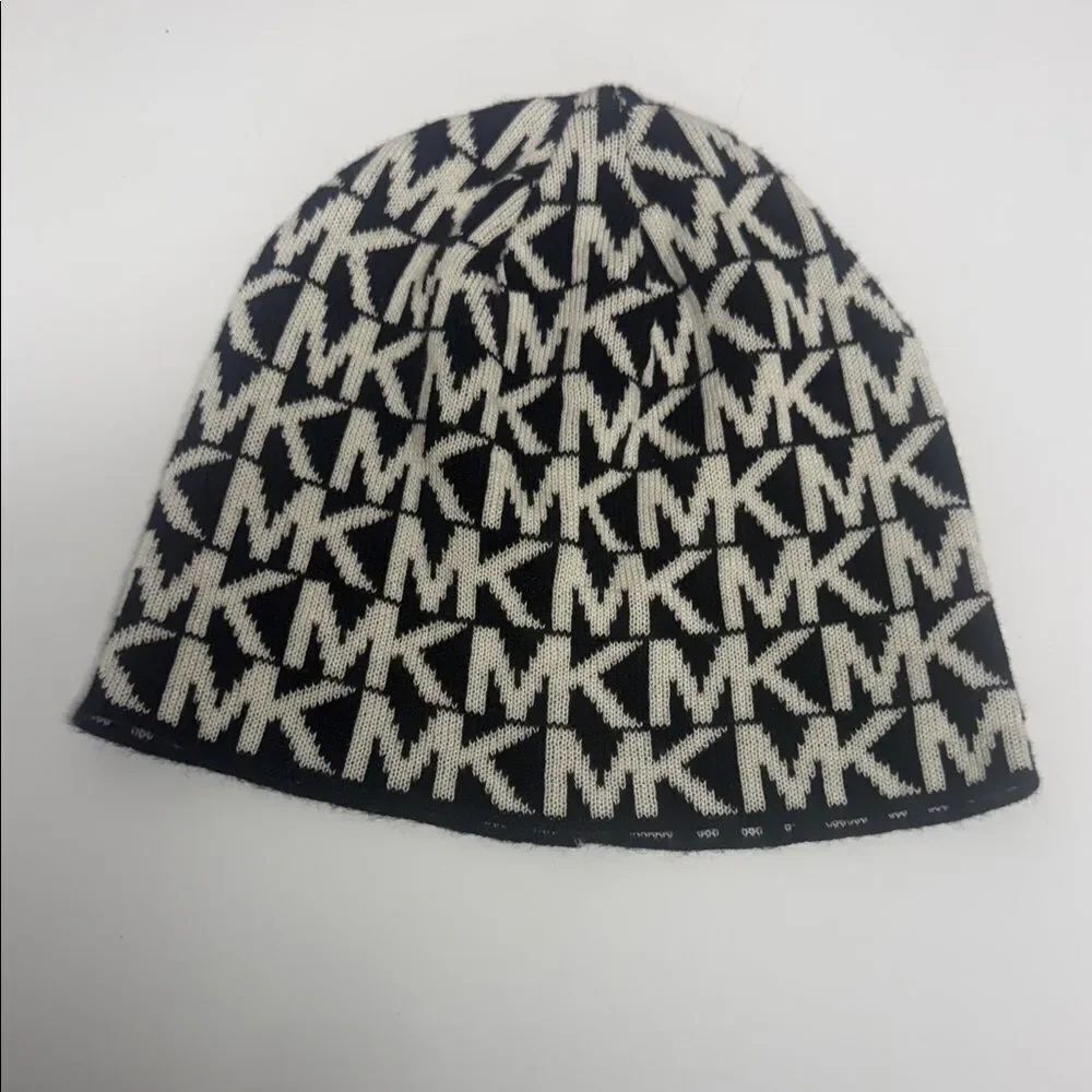 Michael Kors Monogram Logo Black and White Knit Winter Beanie Hat BRAND NEW ❣️